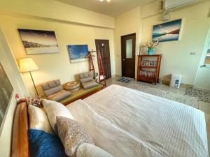 Uma cama ou camas num quarto em Downshifters House