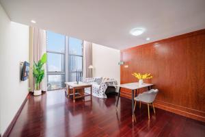 a living room with wooden walls and a table and chairs at Fa万濠国际服务公寓 广州琶洲会展中心店 in Guangzhou