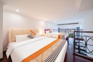 two beds in a room with a balcony at Fa万濠国际服务公寓 广州琶洲会展中心店 in Guangzhou