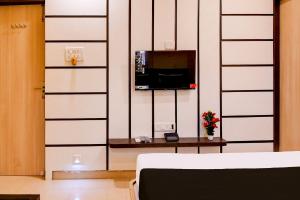 Televisyen dan/atau pusat hiburan di Hotel O Bypass View
