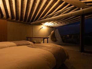 Denpaku The Beachfront MIJORA客房内的一张或多张床位