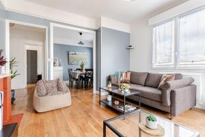 una sala de estar con un sofá y una mesa en L'Appart, en Caen