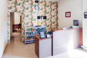 TV a/nebo společenská místnost v ubytování Urbanview Hotel Falah Residence Syariah By RedDoorz