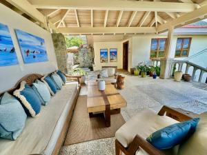 un soggiorno con un divano e un tavolo di Waterfall Pool Villa with Private Mini Golf Course a Coral Bay