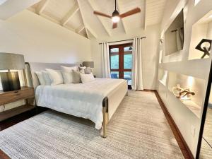 una camera da letto bianca con un letto e una finestra di Waterfall Pool Villa with Private Mini Golf Course a Coral Bay Altre 92 foto