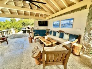 un soggiorno con un divano e una TV di Waterfall Pool Villa with Private Mini Golf Course a Coral Bay