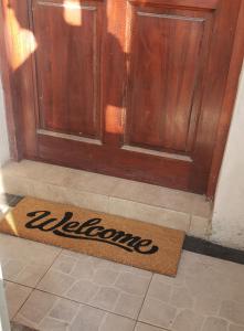 eine Fußmatte auf dem Boden vor einer Tür in der Unterkunft La Churita in San Salvador de Jujuy