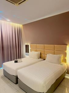Postel nebo postele na pokoji v ubytování Stirling Suites Hotel & Serviced Apartment