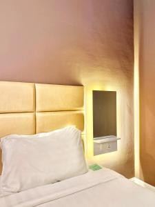 Postel nebo postele na pokoji v ubytování Stirling Suites Hotel & Serviced Apartment