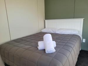 Postel nebo postele na pokoji v ubytování Levin TOP 10 Holiday Park