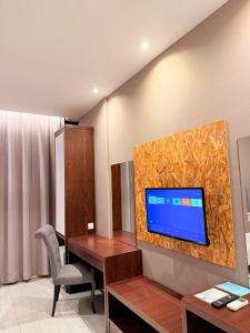 TV a/nebo společenská místnost v ubytování Stirling Suites Hotel & Serviced Apartment