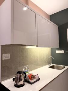 Kuchyň nebo kuchyňský kout v ubytování Stirling Suites Hotel & Serviced Apartment