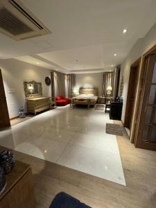 Гостиная зона в Lakeshore Enclave - BANANI +71 фотография