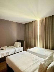 Postel nebo postele na pokoji v ubytování Stirling Suites Hotel & Serviced Apartment