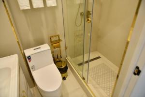 Koupelna v ubytování QUT Hotel