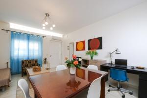 TV a/nebo společenská místnost v ubytování Urban comfortable apartment
