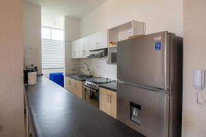 Dapur atau dapur kecil di Spacious and Comfortable Apartment with Parking