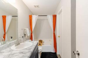 Vannituba majutusasutuses Spacious Home for Large Groups - PS5, Arcade, Gameroom