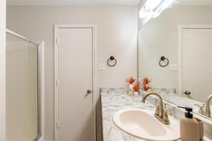 Vannituba majutusasutuses Spacious Home for Large Groups - PS5, Arcade, Gameroom