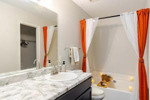 Vannituba majutusasutuses Spacious Home for Large Groups - PS5, Arcade, Gameroom