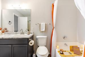 Vannituba majutusasutuses Spacious Home for Large Groups - PS5, Arcade, Gameroom