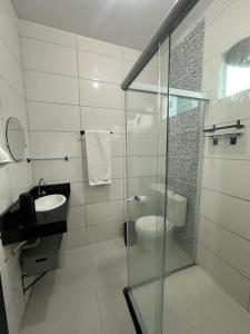 um banheiro com box de vidro e vaso sanitário em Casa com garagem privativa, Perto do Centro em Joinville