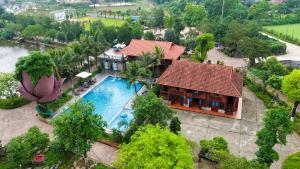 an aerial view of a house with a swimming pool at Khu DL ST Cánh Đồng Vàng in Yên Ha