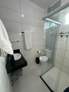 um banheiro com box de vidro e vaso sanitário em Casa com garagem privativa, Perto do Centro em Joinville mais 20 fotografias