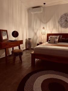 Un dormitorio con una cama y una mesa y un piano. en Villa Green Valley, en Amed