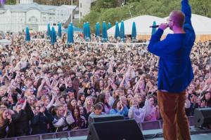 尤尔马拉Beachfront Art Gallery Mansard One Bedroom Suite in Historic Bath-House的站在一大群人面前的一个人