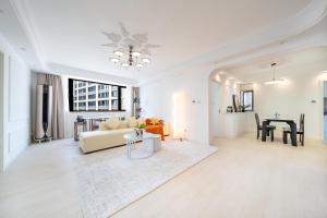 Posezení v ubytování Sunny Abode-Bund view apartment 300m from Yu Garden Modern luxury 3-bedroom, 2-bathroom residence