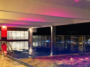 Bazén v ubytování Stirling Suites Hotel & Serviced Apartment nebo v jeho okolí