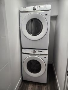een wasmachine en een droger in de kamer bij Home Away from Home 2 bedrooms in Edmonton