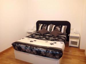 a bed in a room with two night stands at Apartamento La Rueda in Olite