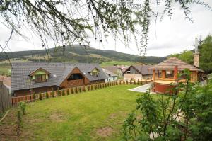 eine Reihe von Cottages in einem Dorf mit Hof in der Unterkunft Horehronská Kúria in Telgárt