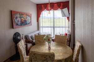 a dining room with a table and chairs and a window at Comfortable Appartment with Free Parking in Tarapoto