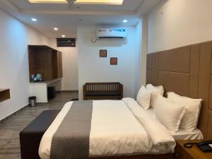 The Shalam Resort श्रीकृष्ण शरणं मम客房内的一张或多张床位