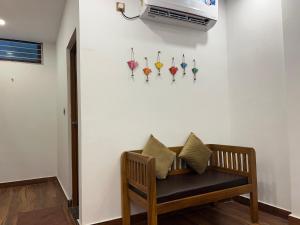 兰斯顿The Shalam Resort श्रीकृष्ण शरणं मम的靠墙的长椅上挂着遮阳伞