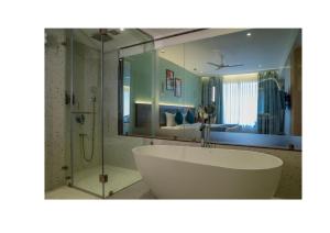 罗纳瓦拉Ikshana Resort and Spa, Khandala的一间带大浴缸和淋浴的浴室 更多37张照片