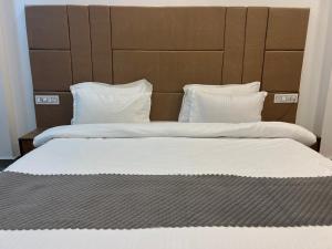 The Shalam Resort श्रीकृष्ण शरणं मम客房内的一张或多张床位