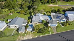 eine Luftaufnahme eines Hauses mit Häusern in der Unterkunft Ashcroft Cottage in Nambucca Heads