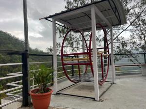 兰斯顿The Shalam Resort श्रीकृष्ण शरणं मम的门廊顶上的红色箍 更多37张照片