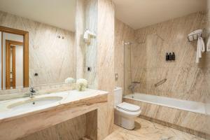 A bathroom at Exe Area Central
