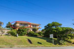 un edificio con un cerchio rosso davanti di Sea Gaze 3 - With Remarkable Ocean Views a Kingscliff