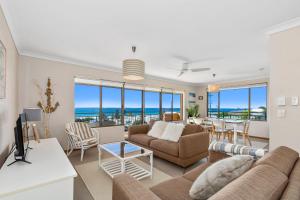 un soggiorno con vista sull'oceano di Sea Gaze 3 - With Remarkable Ocean Views a Kingscliff
