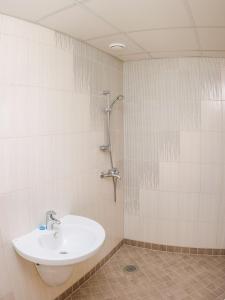 y baño con lavabo y ducha. en Metsa 49 Apartment, en Haapsalu