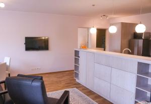 eine Küche mit einer Theke und einem Stuhl in einem Zimmer in der Unterkunft Metsa 49 Apartment in Haapsalu