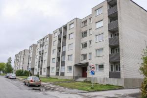 um edifício de apartamentos ao lado de uma rua em Metsa 49 Apartment em Haapsalu