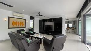 Et tv og/eller underholdning på 4BR Luxury Pool Retreat - Villa Azura Nai Harn