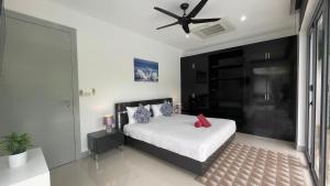 En eller flere senge i et værelse på 4BR Luxury Pool Retreat - Villa Azura Nai Harn + 35 billeder